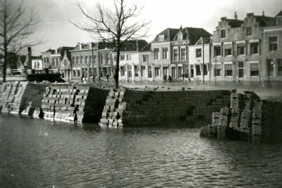 BR_MAARLANDNZ_168 Wateroverlast op het Maarland NZ met de opslag van bakstenen en dakpannen van Van der Meyden; 1 maart 1949