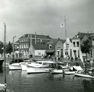 BR_MAARLANDNZ_297 Plezierschepen in de haven van het Maarland; 1961