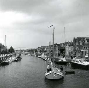 BR_MAARLANDNZ_298 Plezierschepen in de haven van het Maarland; 1961