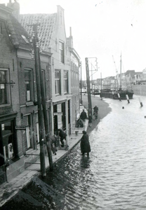 BR_MAARLANDZZ_026 Plaatsen van vloedplanken vanwege hoog water aan het Maarland ZZ; ca. 1925