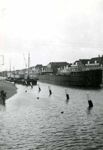 BR_MAARLANDZZ_027 Hoog water aan het Maarland ZZ, grote schepen liggen afgemeerd; ca. 1949