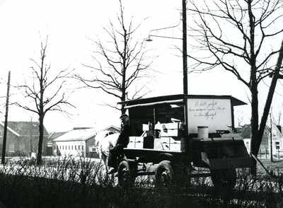 BR_MAARLANDZZ_113 Groenteboer Leendert Heindijk (geb. 21 april 1906) met paard en wagen; 1961