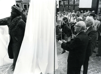 BR_MARKT_005 Onthulling van het door Carol van den Boom-Cairns ontworpen beeld van Wilhelmina door drie ...