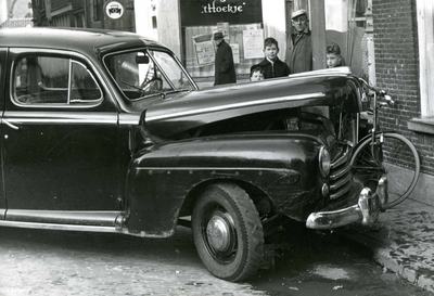 BR_MARKT_027 Auto ongeluk voor de kruidenier van de familie Welman; ca. 1955