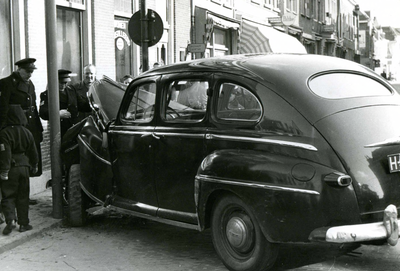 BR_MARKT_028 Auto ongeluk voor de kruidenier van de familie Welman; ca. 1955