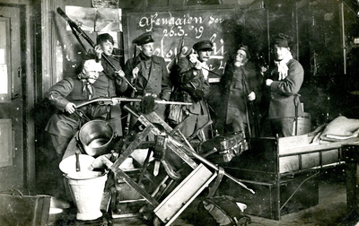 BR_MILITAIREN_014 Gemobiliseerde militairen poseren na afloop van de Eerste Wereldoorlog; 26 maart 1919