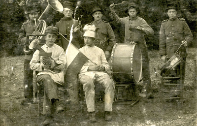 BR_MILITAIREN_017 Gemobiliseerde militairen tijdens de Eerste Wereldoorlog poseren met muziekinstrumenten; ca. 1916