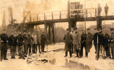 BR_MILITAIREN_019 Gemobiliseerde militairen tijdens de Eerste Wereldoorlog bij de brug van de Havenbatterij: 3e rechts ...