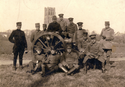 BR_MILITAIREN_020 Gemobiliseerde militairen tijdens de Eerste Wereldoorlog bij een kanon op de wallen. De vierde van ...