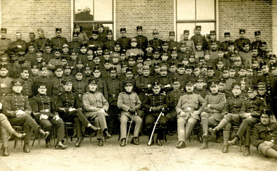 BR_MILITAIREN_025 Gemobiliseerde militairen tijdens de Eerste Wereldoorlog: groepsportret van de officieren en ...
