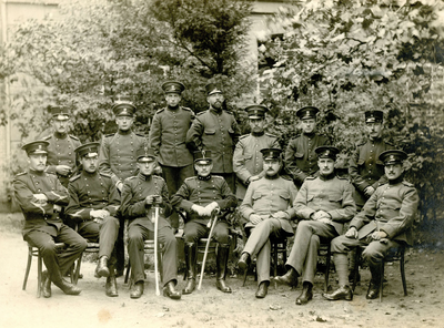 BR_MILITAIREN_026 Groepsportret van de officieren en manschappen van het garnizoen; ca. 1920