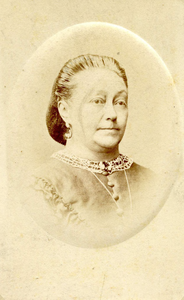 BR_MILITAIREN_028 Echtgenote van de heer Van der Lugt Melters, kapitein-commandant van de Brielse Schutterij; ca. 1875