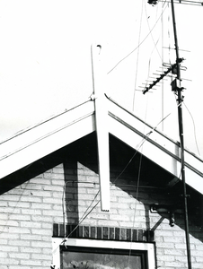 BR_MOLENSTRAAT_008 Makelaar en televisie-antenne aan een huis langs de Molenstraat; 1976