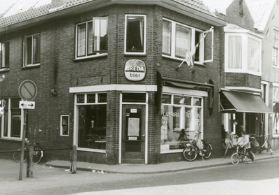 BR_MOLENSTRAAT_035 Cafetaria 't Centrum op de hoek van de Molenstraat en de Queenboroughstraat; 19 maart 1972