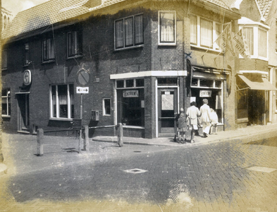 BR_MOLENSTRAAT_036 Cafetaria 't Centrum op de hoek van de Molenstraat en de Queenboroughstraat; 19 maart 1972