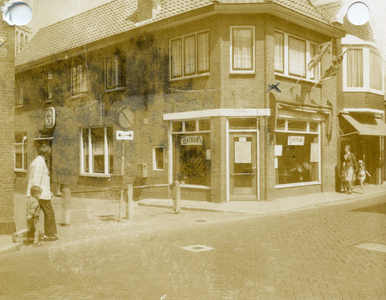 BR_MOLENSTRAAT_037 Cafetaria 't Centrum op de hoek van de Molenstraat en de Queenboroughstraat; 19 maart 1972