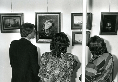 BR_MUSEUM_ACTIVITEITEN_090 Bezoekers bekijken schilderijen op een expositie in het historisch museum; 4 oktober 1984