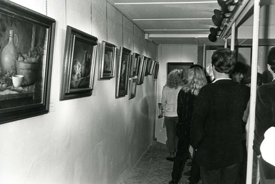 BR_MUSEUM_ACTIVITEITEN_096 Bezoekers bekijken schilderijen op een expositie in het historisch museum; 4 oktober 1984