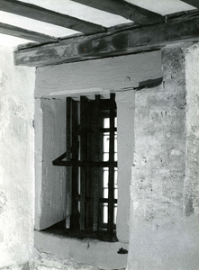 BR_MUSEUM_INRICHTING_033 Raam met tralies in het Trompmuseum in de voormalige stadsgevangenis en Waag; 8 juli 1961