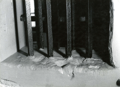 BR_MUSEUM_INRICHTING_034 Raam met tralies in het Trompmuseum in de voormalige stadsgevangenis en Waag; 8 juli 1961