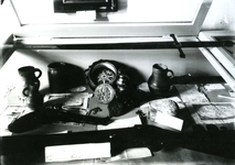 BR_MUSEUM_VOORWERPEN_001 Vitrine in het museum met voorwerpen uit de Franse tijd, zoals assignaten en het pistool van ...
