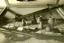 BR_MUSEUM_VOORWERPEN_002 Vitrine in het museum met voorwerpen uit de Franse tijd, zoals assignaten en het pistool van ...