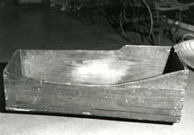 BR_MUSEUM_VOORWERPEN_009 Museale voorwerpen in het Trompmuseum: houten wieg; ca. 1950