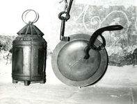 BR_MUSEUM_VOORWERPEN_011 Museale voorwerpen in het Trompmuseum: lantaarn, bord en sleutels; ca. 1955