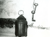 BR_MUSEUM_VOORWERPEN_012 Museale voorwerpen in het Trompmuseum: lantaarn en sleutels; ca. 1955