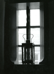 BR_MUSEUM_VOORWERPEN_013 Museale voorwerpen in het Trompmuseum: lantaarn op de trap van de tweede verdieping; ca. 1961