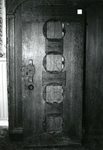 BR_MUSEUM_VOORWERPEN_022 Museale voorwerpen in het Trompmuseum: een houten deur; ca. 1965