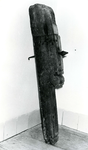 BR_MUSEUM_VOORWERPEN_028 Museale voorwerpen in het Trompmuseum: houten balk met ijzeren pin; ca. 1970