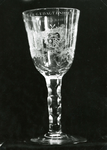 BR_MUSEUM_VOORWERPEN_031 Museale voorwerpen in het Trompmuseum: Drinkglas, vervaardigd in opdracht van de stad Brielle ...