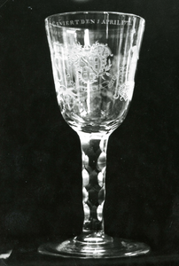 BR_MUSEUM_VOORWERPEN_032 Museale voorwerpen in het Trompmuseum: Drinkglas, vervaardigd in opdracht van de stad Brielle ...