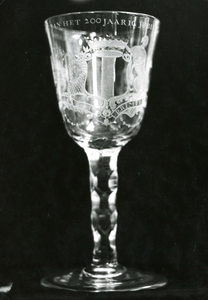 BR_MUSEUM_VOORWERPEN_034 Museale voorwerpen in het Trompmuseum: Drinkglas, vervaardigd in opdracht van de stad Brielle ...