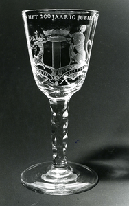 BR_MUSEUM_VOORWERPEN_035 Museale voorwerpen in het Trompmuseum: Drinkglas, vervaardigd in opdracht van de stad Brielle ...