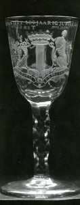 BR_MUSEUM_VOORWERPEN_036 Museale voorwerpen in het Trompmuseum: Drinkglas, vervaardigd in opdracht van de stad Brielle ...