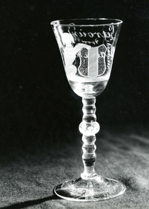 BR_MUSEUM_VOORWERPEN_037 Museale voorwerpen in het Trompmuseum: Drinkglas van de Brielse schutterij. Op de kelk is het ...
