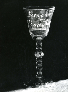 BR_MUSEUM_VOORWERPEN_038 Museale voorwerpen in het Trompmuseum: Drinkglas van de Brielse schutterij. Op de kelk is het ...