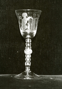 BR_MUSEUM_VOORWERPEN_039 Museale voorwerpen in het Trompmuseum: Drinkglas van de Brielse schutterij. Op de kelk is het ...