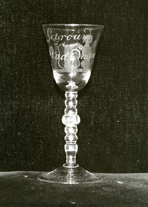 BR_MUSEUM_VOORWERPEN_040 Museale voorwerpen in het Trompmuseum: Drinkglas van de Brielse schutterij. Op de kelk is het ...