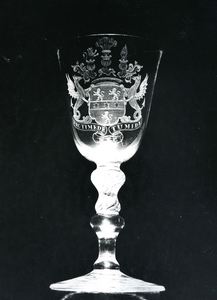BR_MUSEUM_VOORWERPEN_042 Museale voorwerpen in het Trompmuseum: Drinkglas van 't Nieuwlant met de wapenspreuk: 'nec ...