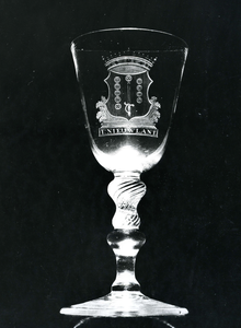 BR_MUSEUM_VOORWERPEN_043 Museale voorwerpen in het Trompmuseum: Drinkglas van 't Nieuwlant met de wapenspreuk: 'nec ...