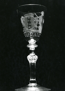 BR_MUSEUM_VOORWERPEN_044 Museale voorwerpen in het Trompmuseum: Drinkglas met de wapenspreuk 'Libertatis Primitiae'; ca. 1970