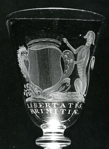 BR_MUSEUM_VOORWERPEN_045 Museale voorwerpen in het Trompmuseum: Drinkglas met de wapenspreuk 'Libertatis Primitiae'; ca. 1970