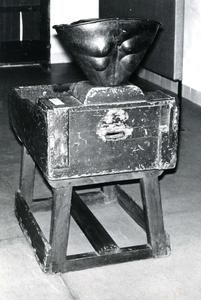 BR_MUSEUM_VOORWERPEN_115 Museale voorwerpen in het Trompmuseum: de dobbelbak van de Zakkendragers; 29 augustus 1969