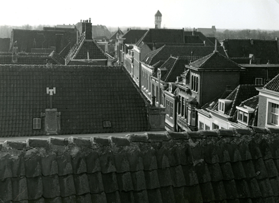 BR_NOBELSTRAAT_002 Kijkje op de daken van de panden langs de Nobelstraat vanaf het torentje op Hotel de Zalm; 16 oktober 1961