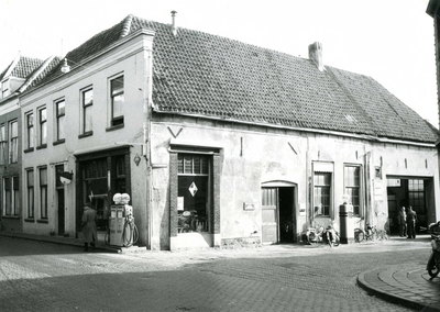 BR_NOBELSTRAAT_045 Garage Vink op de hoek van de Nobelstraat en Varkensstraat; 10 maart 1961