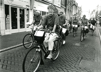 BR_NOBELSTRAAT_190 Deelnemers aan de fiets 3 daagse bij de start; 29 juli 1997