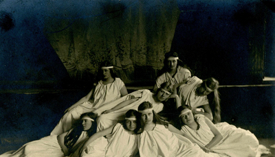 BR_ONAFHANKELIJKHEIDSFEEST_005 Deelnemers aan de allegorische optocht: meisjes als vrijheidsnimfen; 1 december 1913
